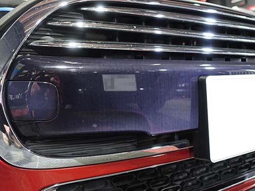 グロスブラックから紺色へと変色