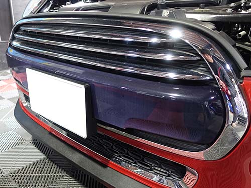 フロントグリル中央に装着されているトリムカバーが紫外線による影響で退色