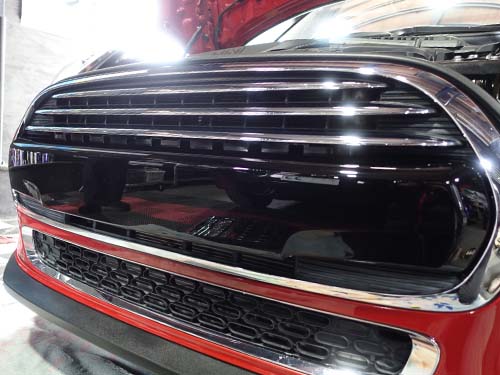 本来の深みのあるグロスブラックが復活