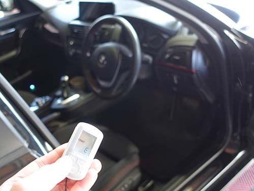 エンジン始動中にキーを所持していない状態でドアを開けたり発進操作を行うとエンジンが停止する