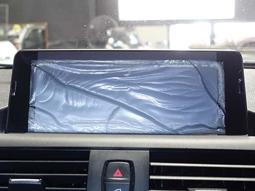 分解や清掃では改善不可のためモニター交換が必須