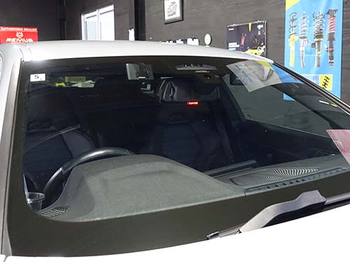 ドアロック時にルームミラー下部のLEDを赤色点滅させることで防犯効果を高める装置