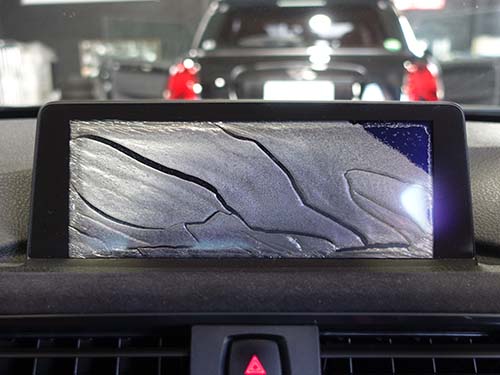 経年劣化による液晶内部の剥離やクラックが原因で発生する