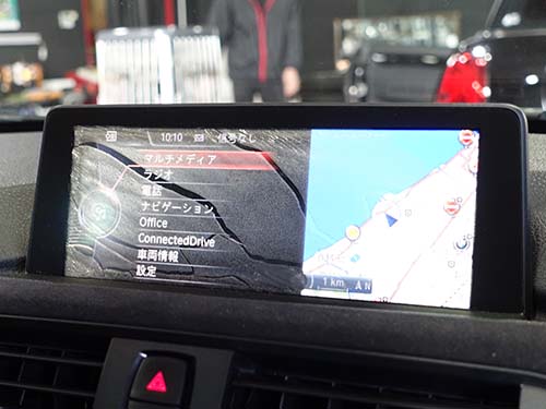 モニター画面に気泡が発生し、ナビゲーションやバックカメラの映像が見づらい状態