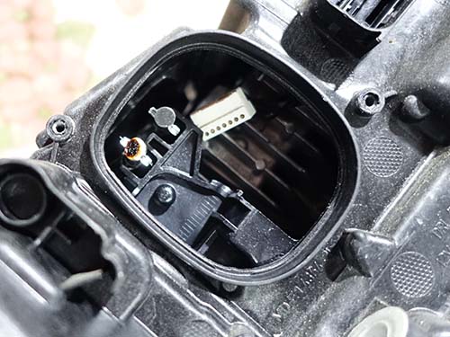 デイライト導光用アクリルが茶色く焼損し白濁している状態