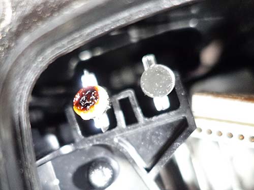 焼損したアクリル部分を削り落とす