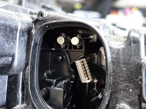 ヘッドライト交換を行わずリペア修理によって発光を復活させる