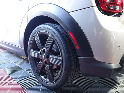 フロントはオレンジ、リアはレッドのサイドマーカー