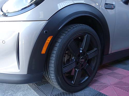 フロントはオレンジ、リアはレッドのサイドマーカー