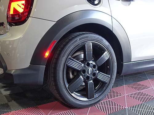 MINI F55 LCI2 USサイドマーカー付フェンダー装着