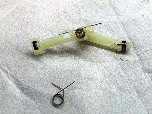 分解して内部バネを交換