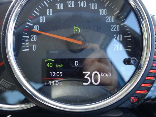 アクセル操作なしで一定速度走行が可能