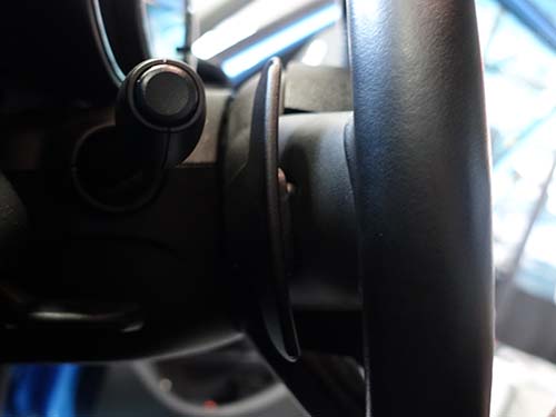 ステアリング裏側を加工してパドルシフトを装着