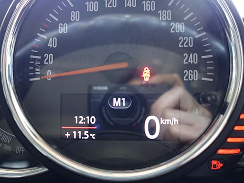 ステアリングから手を離さず操作可能