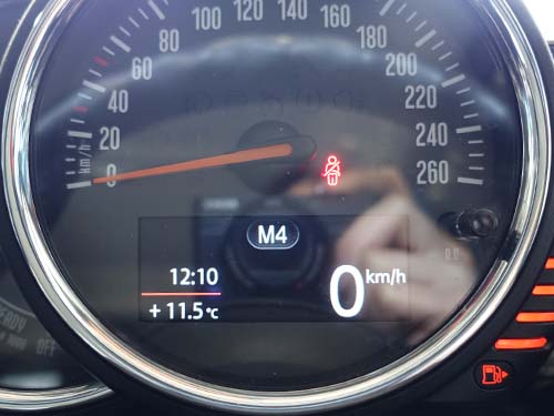 ステアリングから手を離さず操作可能