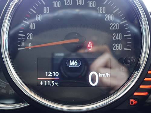 ステアリングから手を離さず操作可能