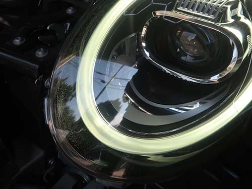 洗車やクリーナーでは除去できず、研磨によるリペア作業が必要