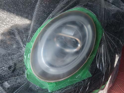 サンドペーパーを使用して劣化したハードコート層を削り落とし