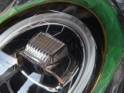 透明感のあるヘッドライトレンズへと仕上げ