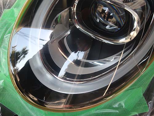 透明感のあるヘッドライトレンズへと仕上げ