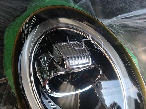 透明感のあるヘッドライトレンズへと仕上げ