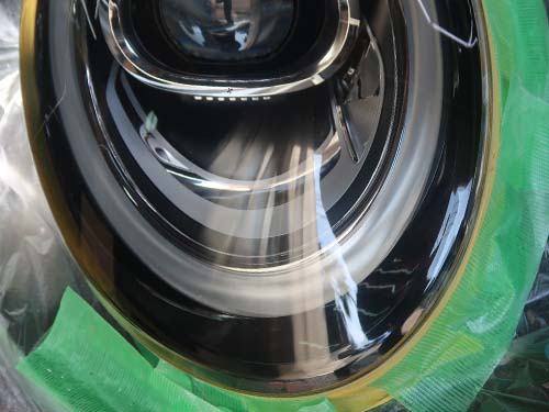 透明感のあるヘッドライトレンズへと仕上げ