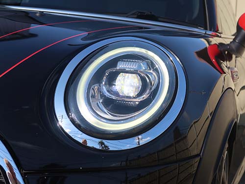 プロテクションフィルムは飛び石・紫外線・擦り傷などからヘッドライトを保護