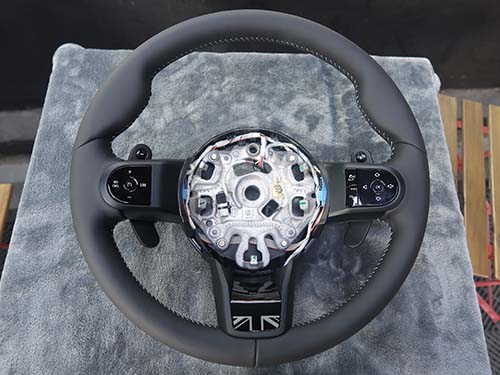 内部にヒーター熱線が組み込まれたステアリング