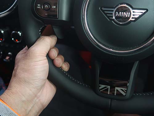 ミニ クロスオーバー F60 ステアヒーター装着