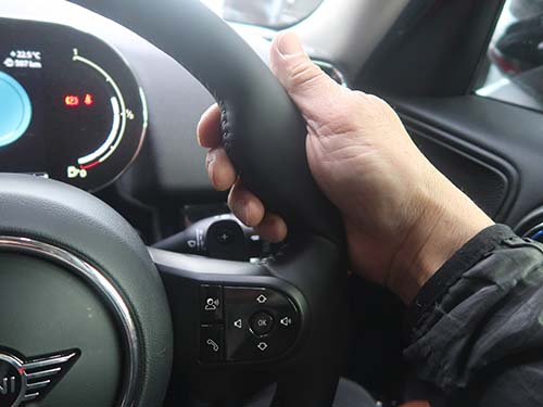 ミニ クロスオーバー F60 ステアリングヒーター装着