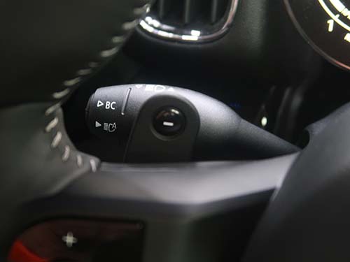 ステアリング裏のパドルを引くことで操作