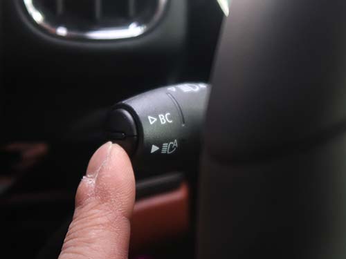 ウインカーレバー先端のボタン
を押す