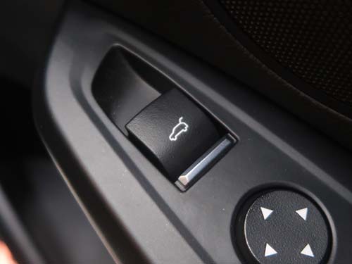 運転席ドアスイッチで電動トランクワンタッチクローズ