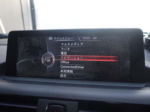 モニター画面全体に細かな気泡が発生しており、ナビ画面などの情報が見づらい状態