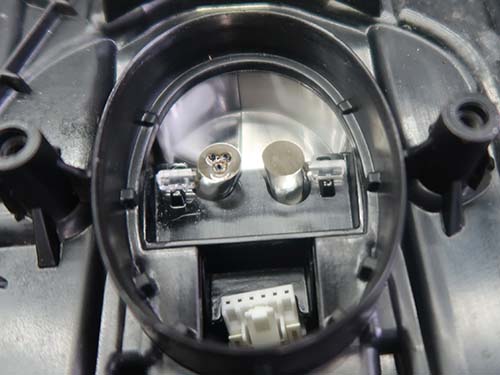 導光アクリルに茶色い焼損跡が確認