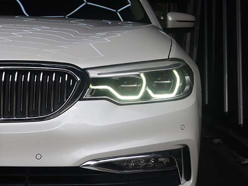 明るく白いデイライトが復活