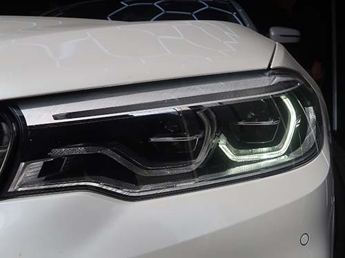 焼損したアクリルでデイライトの光を遮断