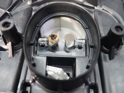 ヘッドライトを取り外して内部修理