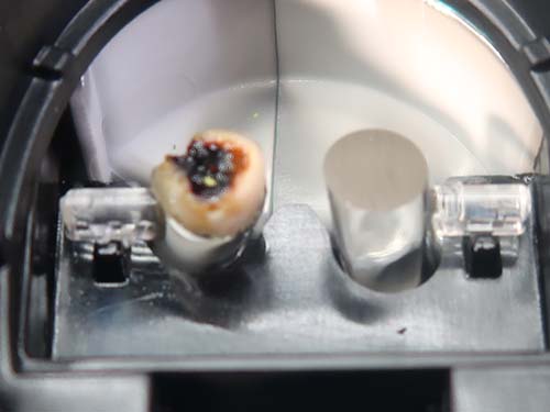 アクリルが茶色く焼損し表面が白濁