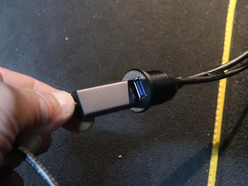 HDMIケーブルを使用してiPhoneを接続