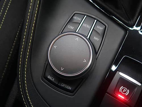 純正iDriveコントローラーなどの操作系を使用して機器操作が可能