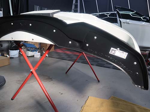 付属のボルトとナットを使用してフロントバンパーへ固定