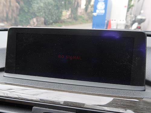 BMW F30のナビ「NO SIGNAL」トラブル