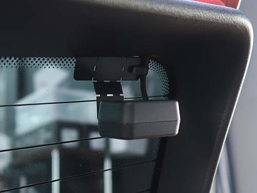 リアカメラとマイクロ波センサーのスマート装着