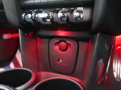 センターコンソール下部がアンビエントライト発光