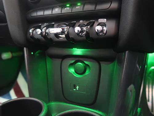 センターコンソール下部がアンビエントライト発光