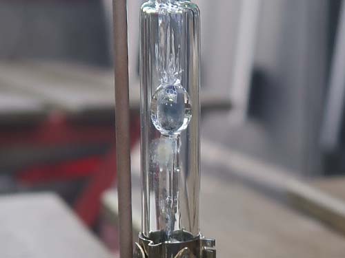 発光部が黒く変色しており明らかな劣化