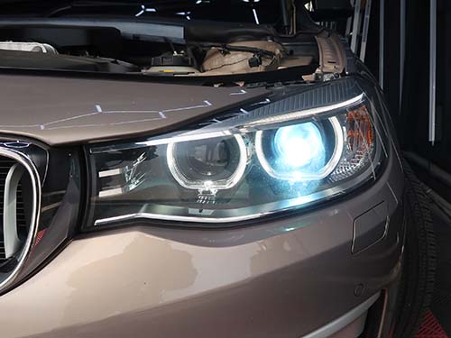 右側の正常バルブを左側に装着すると正常点灯