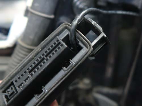 配線が強引に通されている