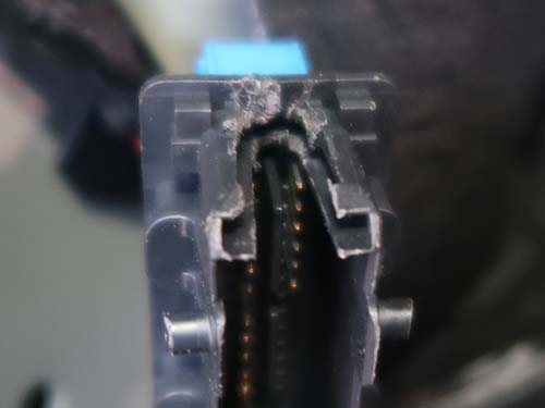 ディーラー作業でコネクター加工（破壊）